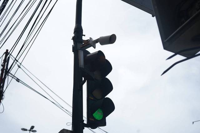 Sensor kamera yang digunakan pada lampu lalu lintas di simpang empat Pingit, Yogya. Foto: Arif UT