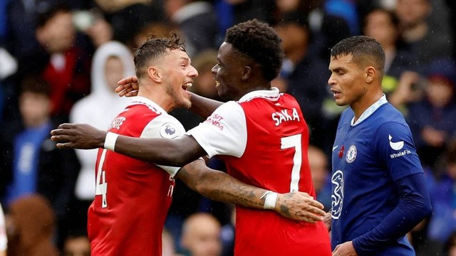 Bukayo Saka dari Arsenal melakukan selebrasi dengan Ben White saat melawan Chelsea pertandingan di Stamford Bridge, London, Inggris. Foto: John Sibley/Reuters