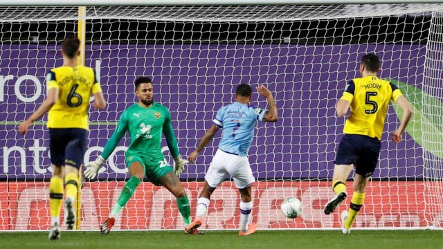 Raheem Sterling mencetak gol ke gawang Oxford United. Foto: Reuters/John Sibley