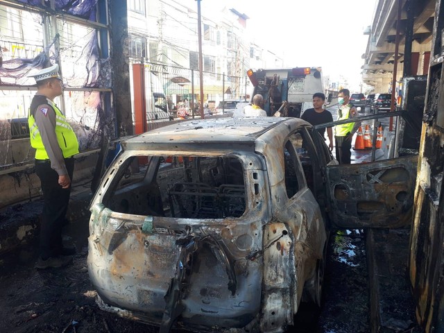 Mobil terbakar di Gerbang Tol Bintara, Tol Becakayu, Bekasi, Sabtu (7/1).  Foto: Dok. Istimewa
