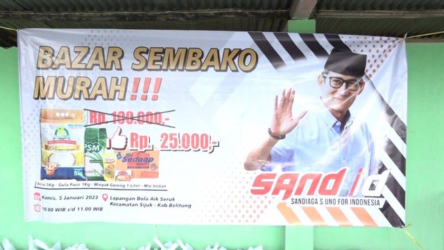 Relawan Sandiaga Uno Sandi.id memberikan kupon sembako murah kepada warga di Lapangan Bola Aik Seruk, Kecamatan Sijuk, Kabupaten Belitung, Kamis (5/1/2023). Foto: Dok. Istimewa