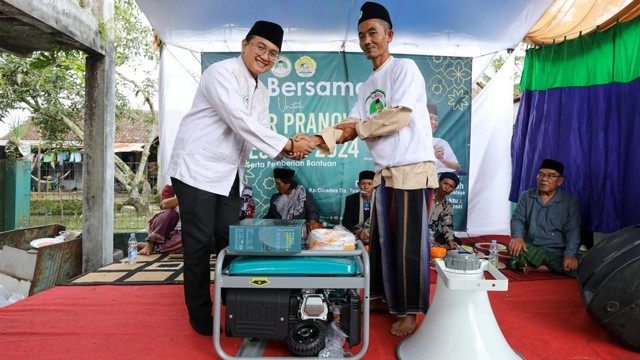 Relawan Santri Dukung Ganjar (SDG) Jawa Barat (Jabar) memberikan bantuan genset untuk ponpes di Kampung Cicadas, Desa Tawong Banteng, Kecamatan Sukaratu, Kabupaten Tasikmalaya, pada Sabtu (7/1/2023). Foto: Dok. Istimewa