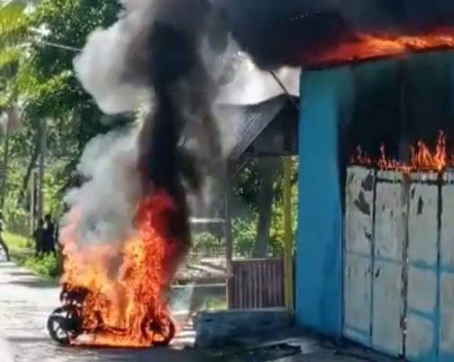 Keterangan foto:Motor dan kios yang dibakar oleh pasangan suami istri di Onget, Desa Lela, usai bertengkar, Sabtu (7/1/2022).