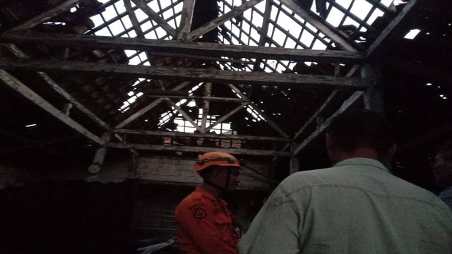 Rumah warga di Desa Pohwates, Kecamatan Kepohbaru, Kabupaten Bojonegoro, yang rusak akibat diterjang angin kencang. Sabtu (07/01/2023) (Foto: Dok Istimewa)