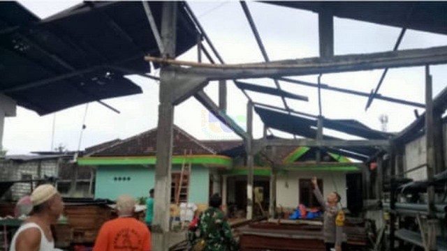 Bangunan Balai Desa Banjaranyar, Kecamatan Baureno, Kabupaten Bojonegoro, yang rusak akibat diterjang angin kencang. Sabtu (07/01/2023) (Foto: Dok Istimewa)