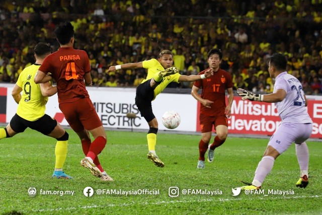Faisal Halim mencetak gol saat laga Malaysia vs Thailand dalam semifinal leg 1 Piala AFF 2022 di Stadion Bukit Jalil, Kuala Lumpur, pada 7 Januari 2023. Foto: FA Malaysia