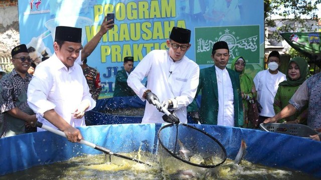 Sandiaga Uno panen lele bersama PWNU DKI. Foto: Dok. Istimewa