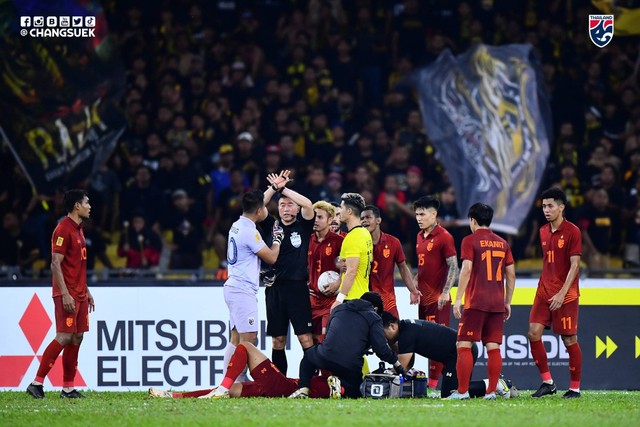 Wasit asal Korea Selatan (Korsel), Kim Dae-young, coba tenangkan pemain setelah Malaysia mencetak gol kedua, yang akhirnya dianulir, saat lawan Thailand dalam semifinal leg 1 Piala AFF 2022 di Stadion Bukit Jalil, Kuala Lumpur, pada 7 Januari 2023. Foto: Facebook/changsuek