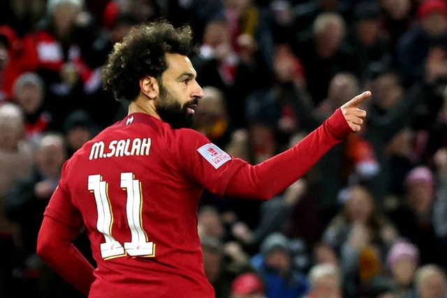 Pemain Liverpool Mohamed Salah merayakan gol kedua mereka saat lawan Wolverhampton Wanderers di Anfield, Liverpool, Inggris, Sabtu (7/1/2023). Foto: Phil Noble/REUTERS