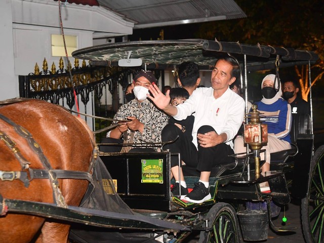 Presiden Jokowi menikmati malam bersama keluarga menaiki andong berkeliling Jalan Malioboro, Kota Yogyakarta, Provinsi Daerah Istimewa Yogyakara (DIY), pada Sabtu (7/1/2023). Foto: Biro Pers Sekretariat Presiden