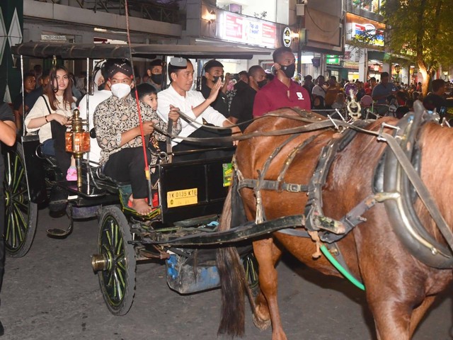 Presiden Jokowi menikmati malam bersama keluarga menaiki andong berkeliling Jalan Malioboro, Kota Yogyakarta, Provinsi Daerah Istimewa Yogyakara (DIY), pada Sabtu (7/1/2023). Foto: Biro Pers Sekretariat Presiden