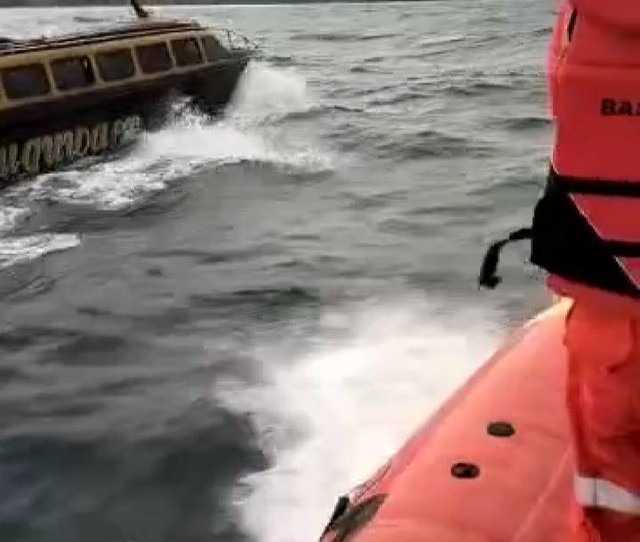 Basarnas Ternate mengawal sebuah speed boat rute pelayaran Sofifi, Kota Tidore Kepulauan tujuan Ternate, Maluku Utara. Dok: Basarnas Ternate