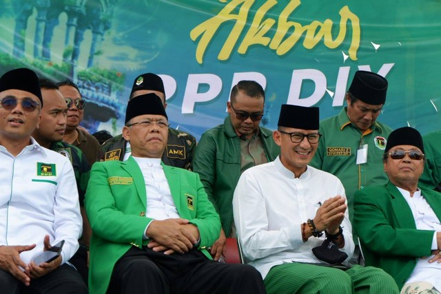 Sandiaga Uno (baju putih kanan) saat hadir di acara Silaturahmi Akbar PPP DIY di Stadion Kridosono, Kota Yogyakarta, Minggu (8/1/2023). Foto: Arfiansyah Panji Purnandaru/kumparan