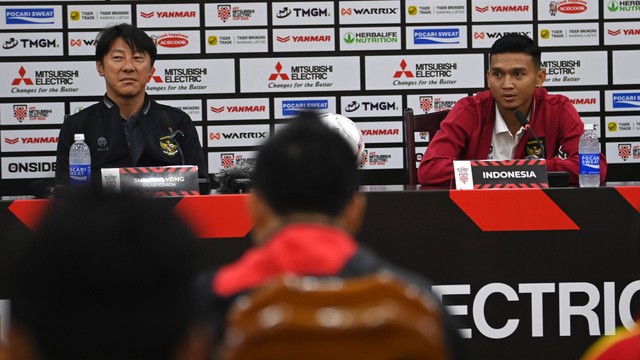 Pelatih Tim Nasional Indonesia Shin Tae-yong (kiri) didampingi pesepak bola Dendy Sulistyawan saat konferensi pers jelang pertandingan leg 2 babak semi final Piala AFF 2022 di gedung Federasi Sepak Bola Vietnam (VFF), Hanoi, Minggu (8/1/2023). Foto: ANTARA FOTO/Aditya Pradana Putra