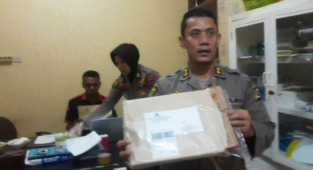 Keterangan foto: Ahli forensik Polda NTT dr Edi Hasibuan ketika menunjukkan hasil lab potongan jari manusia di sayur lodeh.