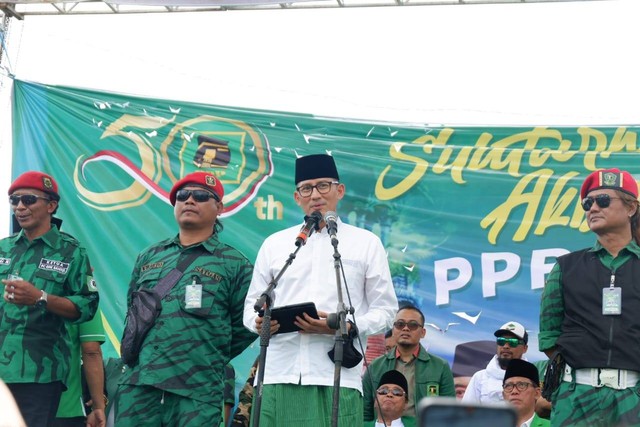 Sandiaga Uno (tengah) ketika di acara Silaturahmi Akbar PPP DIY di Stadion Kridosono, Kota Yogyakarta, Minggu (8/1/2023). Foto: Arfiansyah Panji Purnandaru/kumparan