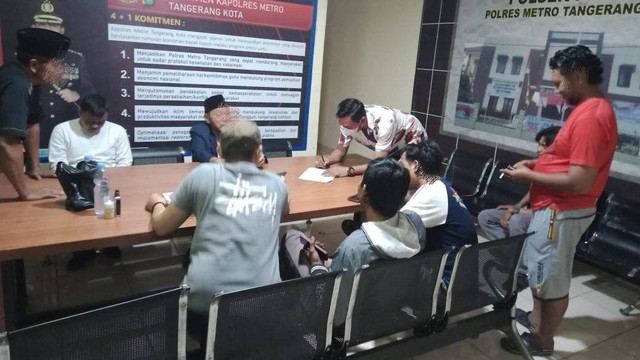 Warga Tangerang dibawa ke Polsek PInang Jaya karena ribut soal knalpot bising.  Foto: Dok. Istimewa