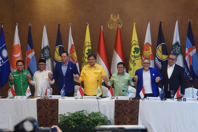 Sejumlah pimpinan Partai berpose bersama usai memberikan keterangan pers terkait pertemuan delapan Partai Politik di Hotel Darmawangsa, Jakarta pada Minggu (8/1/2023). Foto: Iqbal Firdaus/kumparan