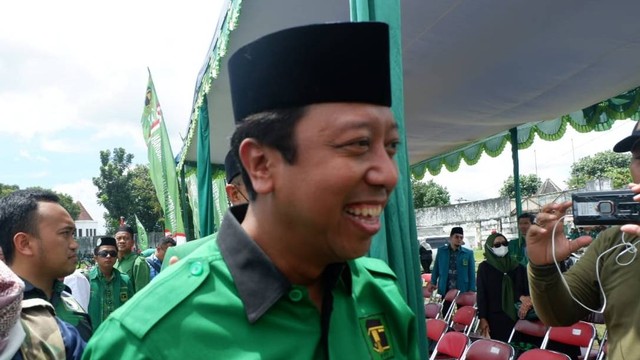 Eks Ketum PPP Romahurmuziy saat acara Silaturahmi Akbar PPP DIY di Stadion Kridosono, Kota Yogyakarta, Minggu (8/1). Foto: Arfiansyah Panji Purnandaru/kumparan