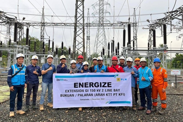 PT PLN (Persero) merampungkan pengisian tegangan pertama SUTT 150 kV yang menghubungkan Bukuan-PT Kalimantan Ferro Industry (KFI), Minggu (8/1/2023). Foto: Dok. PLN