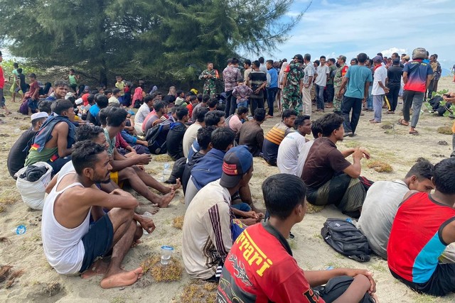 Pengungsi Rohingya kembali mendarat di pesisir pantai Lamnga, Aceh Besar, Minggu (8/1).  Foto: Dok. Istimewa