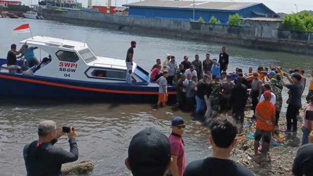 Penjemputan 8 korban selamat dan 2 jenazah dalam kecelakaan laut di perairan Serui. Foto: Agies Pranoto