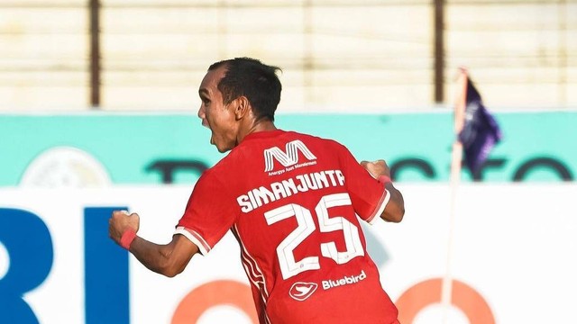 Pemain Persija Jakarta, Riko Simanjuntak, mencetak gol ke gawang PSS Sleman di pertandingan Liga 1 2022/23, Minggu (8/1). Foto: Instagram/@persija