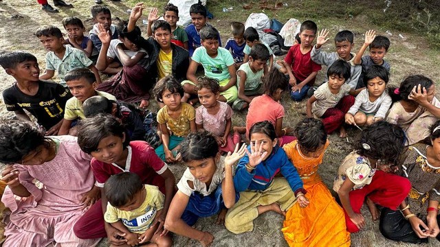 Anak-anak para pengungsi Rohingya yang tiba di Kuala Gigieng, Aceh Besar, Ahad (8/1/2023)