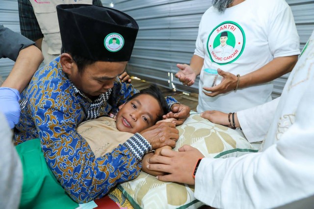 Santri Dukung Ganjar (SDG) Jawa Barat menggelar kegiatan sunat massal untuk anak-anak kurang mampu di Ciamis pada Minggu (8/1/2023). Foto: Dok. Istimewa