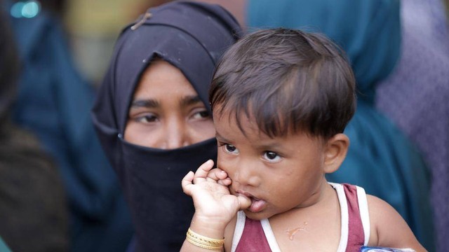Seorang ibu dan anak pengungsi Rohingya yang baru mendarat di Aceh Besar, Ahad (8/1/2023). Foto: Suparta/acehkini