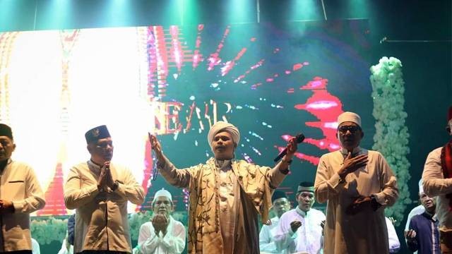 Habib Umar Bin Toha Alhabsy,  pimpinan Majelis Syubbanul Adzkar (tengah). Foto: istimewa