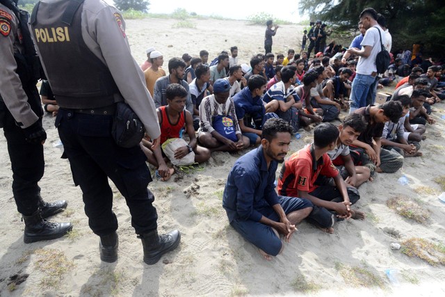 Sejumlah imigran etnis Rohingya terdampar di pantai desa Kampung Baru, Kecamatan Masjid Raya, Kabupaten Aceh, Besar, Aceh, Minggu (8/1/2023).  Foto: Ampelsa/ANTARA FOTO