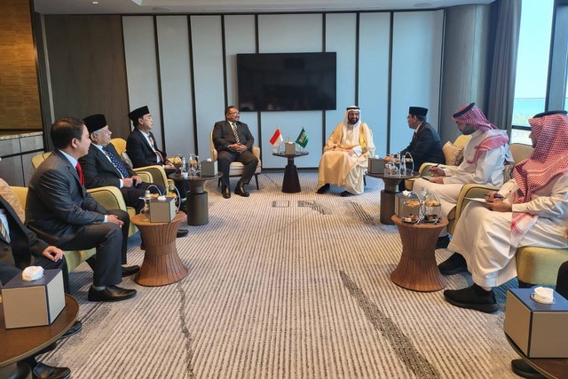 Menag Yaqut Cholil Qoumas melakukan pertemuan dengan Menteri Haji dan Umrah Arab Saudi Tawfiq F Al Rabiah di Jeddah, Arab Saudi.  Foto: Kemenag RI