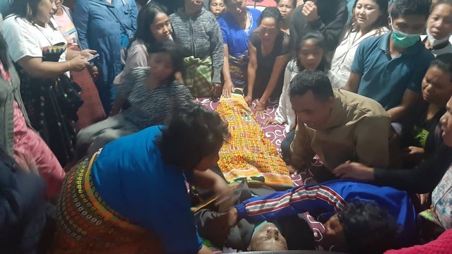 Keterangan foto: Jenazah korban saat disemayamkan di rumah miliknya. Foto: Engkos Pahing.