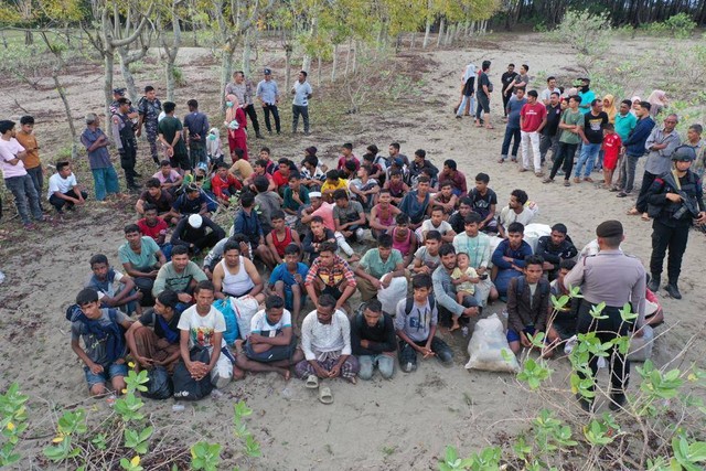 Sebanyak 184 pengungsi Rohingya di Pantai Kuala Gigieng, Kecamatan Mesjid Raya, Aceh Besar, Aceh, Ahad (8/1/2023). Foto: Abdul Hadi/acehkini