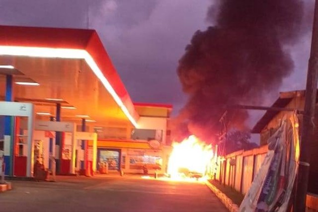 Mobil angkutan umum terbakar di Stasiun pengisian bahan bakar (SPBU) Majannang, Desa Kurusumange, Kecamatan Tanralili, Kabupaten Maros, Sulawesi Selatan. Foto: Dok. Istimewa