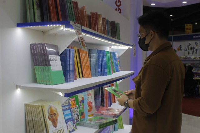 Dokumentasi Pribadi. Potret pengunjung yang sedang melihat buku di stan PT. Penerbit Erlangga di Indonesia International Book Fair 2022. Foto: Raden Dhafin MFR