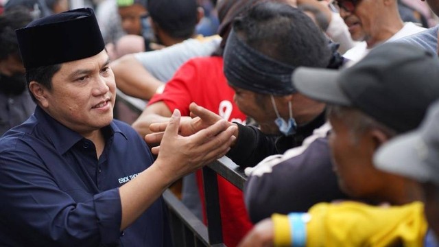 Menteri BUMN Erick Thohir menghadiri doa bersama dan Konser Amal Salam Satu Jiwa dalam rangka memperingati 100 hari Tragedi Kanjuruhan digelar di Gladiator Arena, Bekasi, Jawa Barat, Minggu (8/1/2023). Foto: Dok. Istimewa