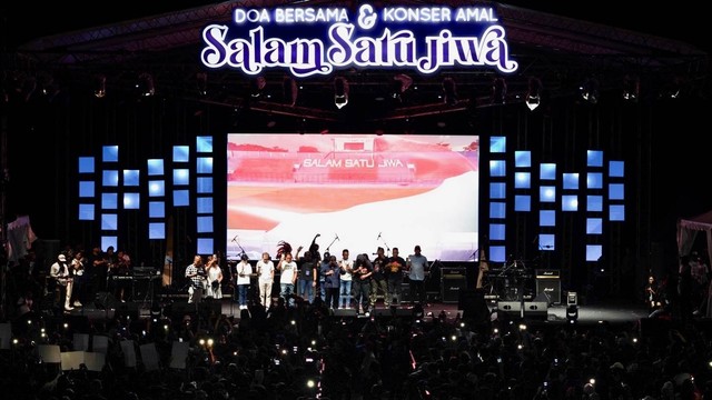 Suasana doa bersama dan Konser Amal Salam Satu Jiwa dalam rangka memperingati 100 hari Tragedi Kanjuruhan digelar di Gladiator Arena, Bekasi, Jawa Barat, Minggu (8/1/2023). Foto: Dok. Istimewa