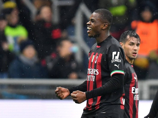 Pemain AC Milan Pierre Kalulu merayakan gol pertamanya saat melawan AS Roma pada pertandingan di San Siro, Milan, Italia. Foto: Daniele Mascolo/Reuters