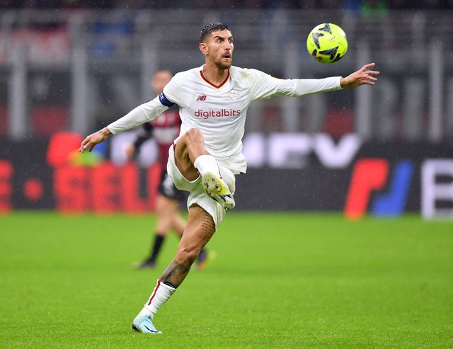 Lorenzo Pellegrini dari AS Roma menggiring bola saat melawan AC Milan pada pertandingan di San Siro, Milan, Italia. Foto: Daniele Mascolo/Reuters