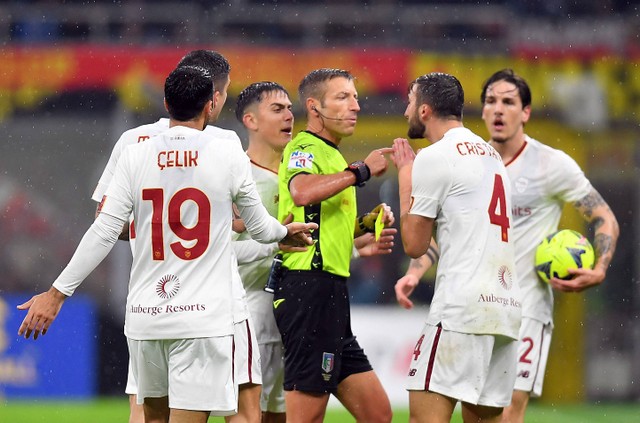 Pemain AS Roma Bryan Cristante mendapat kartu kuning dari wasit Davide Massa saat melawan AC Milan pada pertandingan di San Siro, Milan, Italia. Foto: Daniele Mascolo/Reuters