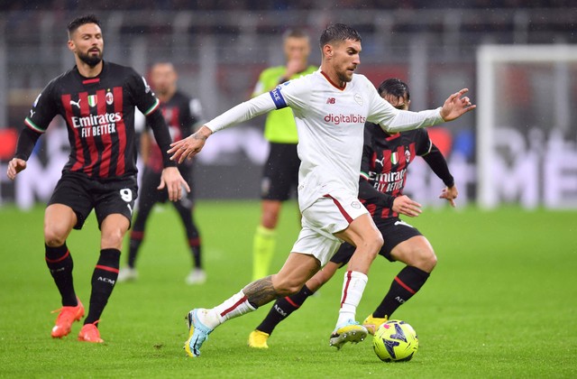 Lorenzo Pellegrini dari AS Roma menggiring bola saat melawan AC Milan pada pertandingan di San Siro, Milan, Italia. Foto: Daniele Mascolo/Reuters