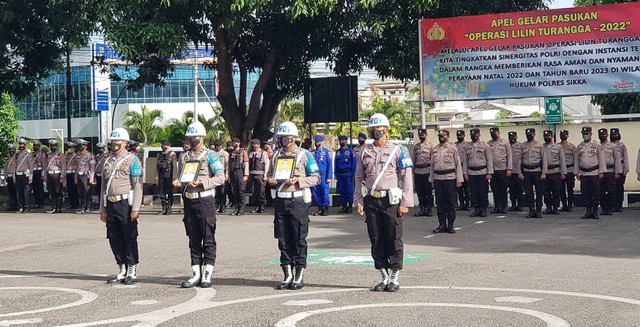 Keterangan foto:Pelaksanaan upacara PTDH di halaman Mapolres Sikka, Senin (9/1/2023). Foto:Mario WP Sina.