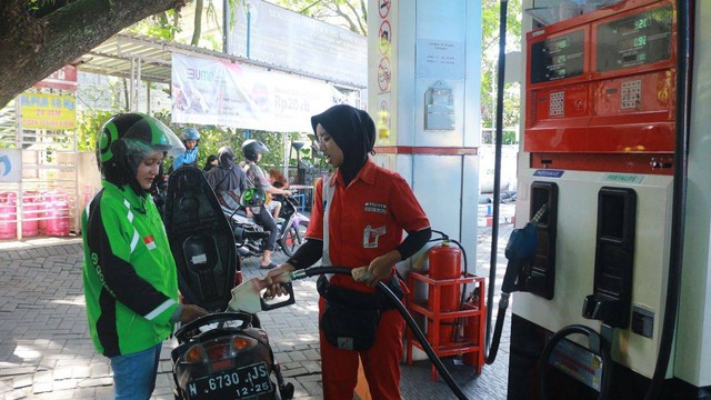 Relawan Sahabat Sandiaga Uno membagikan voucher BBM murah kepada driver ojol di SPBU Pertamina Tlogomas, Kecamatan Lowokwaru, Kota Malang, Jawa Timur, Sabtu (7/1/2023). Foto: Dok. Istimewa