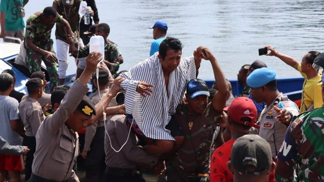 Korban selamat pada kecelakaan speed boat di perairan Serui Kepulauan Yapen Papua. Foto: Polda Papua 