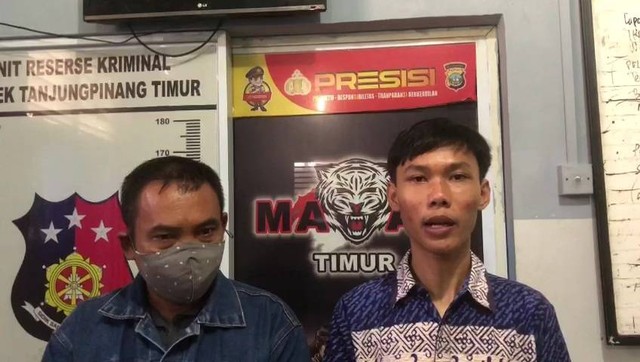 Pria di Tanjungpinang yang mengaku dibegal, Rio Anwar, saat membuat pernyataan di kantor polisi. Foto: Istimewa