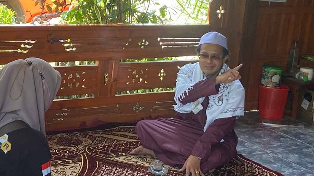 Muhammad Fahim Mawardi (kanan), kiai yang juga pengasuh pondok pesantren Al Djaliel 2 di Jember, diduga mencabuli 11 santriwati dan 4 ustazah.  Foto: Dok. Istimewa