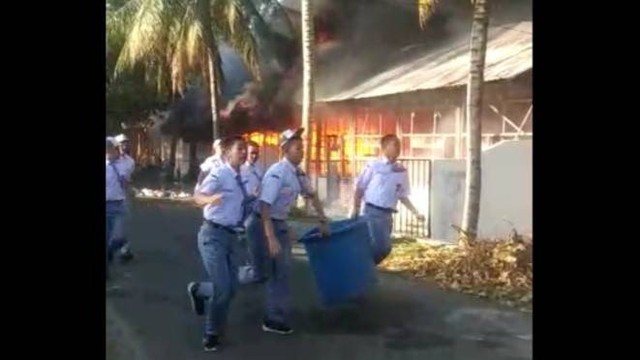 Siswa padamkan api dalam kebakaran di SMA Modal Bangsa, Aceh. Foto: warga 