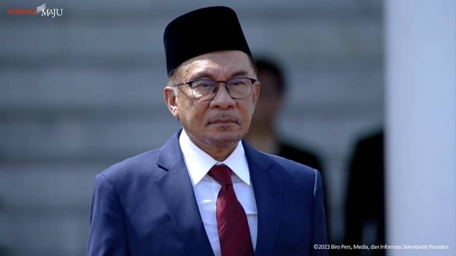 Perdana Menteri Malaysia Anwar Ibrahim dalam upacara penyambutan kunjungan resmi Perdana Menteri Malaysia, Istana Bogor, Senin (9/1/2023). Foto: Youtube/Sekretariat Presiden